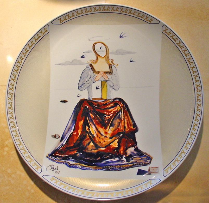 Salvador dali: Ceramica Art Decò Madonna del XX Secolo Opera d'arte esemplare - Robertaebasta® Art Gallery opere d’arte esclusive.